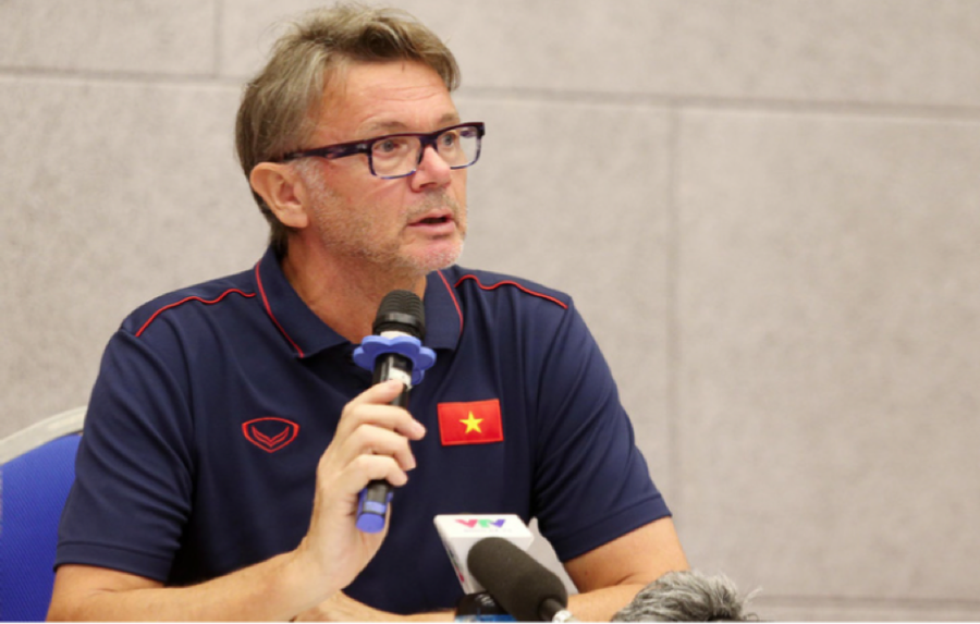 HLV Philippe Troussier được cho là nhận lương khoảng 60.000 USD/tháng khi dẫn dắt tuyển Việt Nam. HLV Philippe Troussier được cho là nhận lương khoảng 60.000 USD/tháng khi dẫn dắt tuyển Việt Nam.