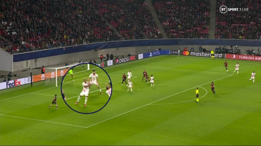 Man City dường như bị mất oan phạt đền ở lượt đi vòng 1/8 Champions League.