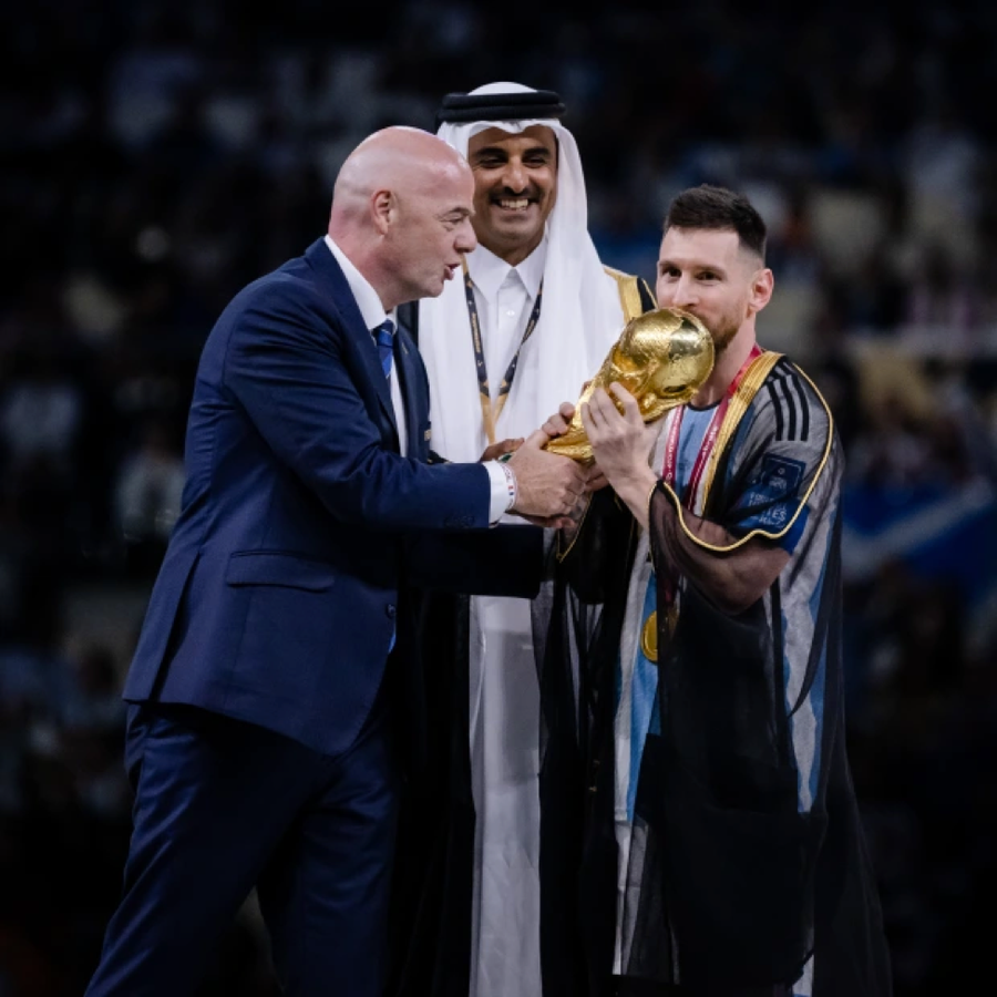 Messi cũng từng mặc áo truyền thống của người Ả Rập để nhận Cúp vàng World Cup 2022.