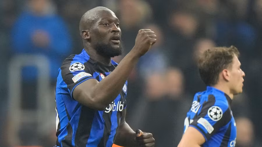 Lukaku ăn mừng bàn thắng vào lưới Porto trên sân San Siro.