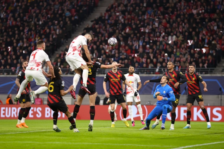 Josko Gvardiol đánh đầu quân bình tỷ số 1-1 cho chủ nhà RB Leipzig. Josko Gvardiol đánh đầu quân bình tỷ số 1-1 cho chủ nhà RB Leipzig.