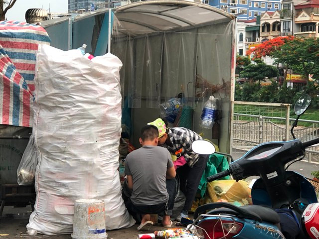 Công nhân môi trường đang phân loại rác thải nhựa.