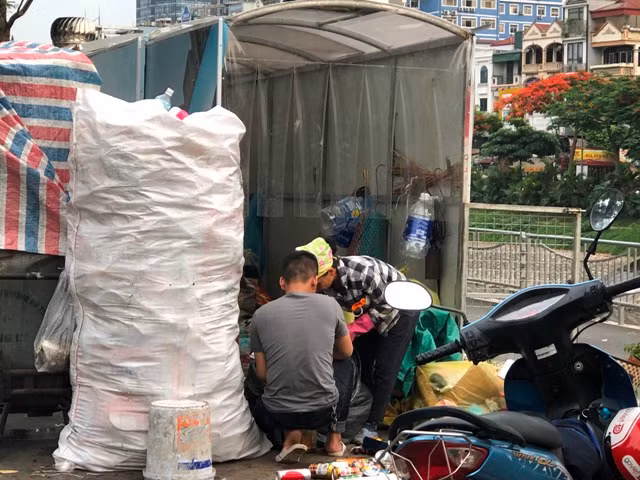 Công nhân môi trường đang phân loại rác thải nhựa.