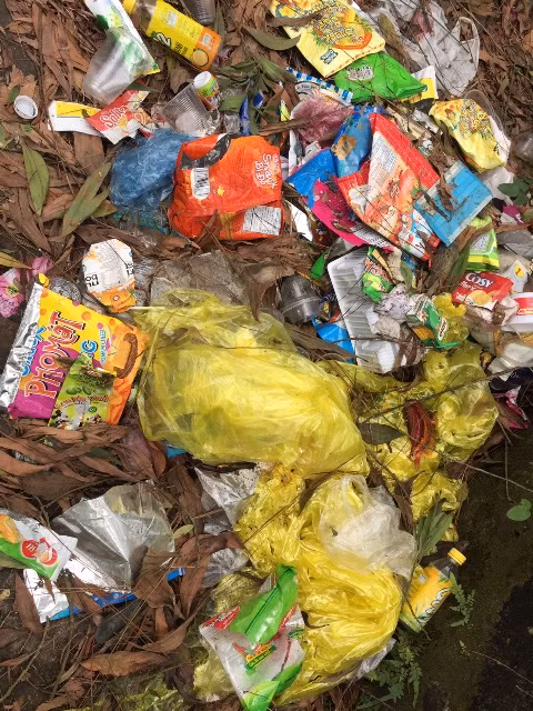 Rác thải nhựa vứt bừa bãi lối lên tượng đài Thánh Gióng (Sóc Sơn, Hà Nội).