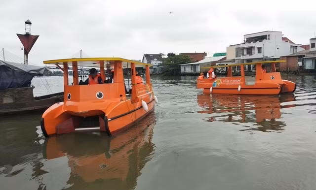 Hàn Quốc tài trợ 2 tàu thu gom rác thân thiện môi trường cho tỉnh Vĩnh Long