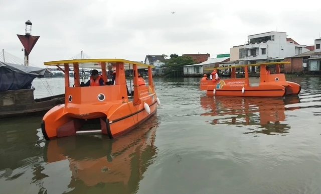 Hàn Quốc tài trợ 2 tàu thu gom rác thân thiện môi trường cho tỉnh Vĩnh Long