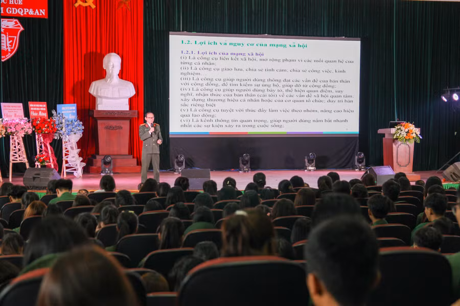 Nhiều kiến thức tại buổi tập huấn được truyền tải đến sinh viên. Nhiều kiến thức tại buổi tập huấn được truyền tải đến sinh viên.