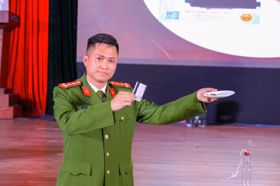 Chuyên gia Bộ Công an chia sẻ các hình thức mà người nghiện ma túy thường sử dụng. Chuyên gia Bộ Công an chia sẻ các hình thức mà người nghiện ma túy thường sử dụng.