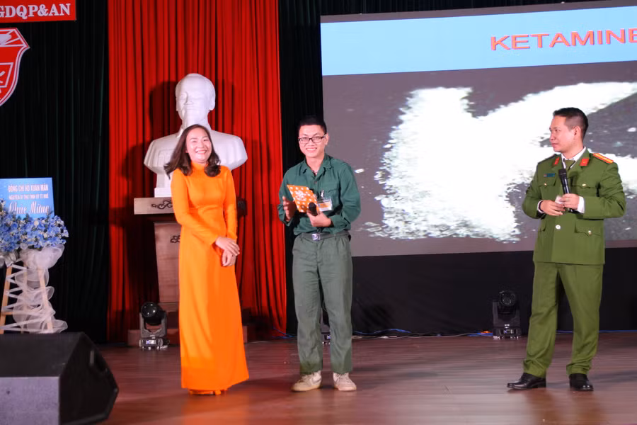 Tặng quà cho sinh viên trong phần giao lưu. Tặng quà cho sinh viên trong phần giao lưu.