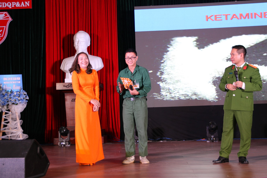 Tặng quà cho sinh viên trong phần giao lưu.