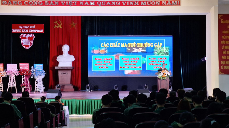 Cán bộ công an phổ biến cho sinh viên một số các chất ma túy thường gặp để có biện pháp phòng tránh.