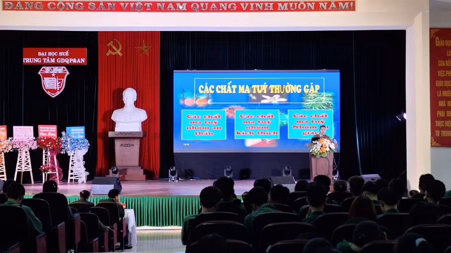 Cán bộ công an phổ biến cho sinh viên một số các chất ma túy thường gặp để có biện pháp phòng tránh.