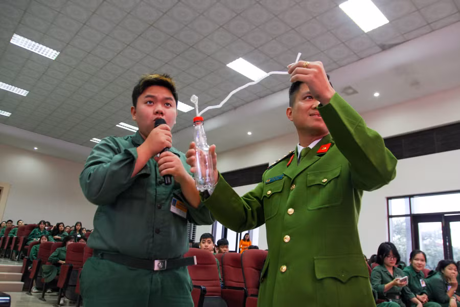 Phần giao lưu của sinh viên về chủ đề các chất ma túy được hưởng ứng tích cực, tạo sự sôi nổi của chương trình. Phần giao lưu của sinh viên về chủ đề các chất ma túy được hưởng ứng tích cực, tạo sự sôi nổi của chương trình.