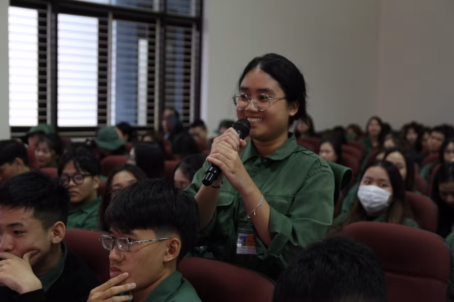 Nữ sinh viên hào hứng trả lời các câu hỏi về sử dụng an toàn mạng xã hội... Nữ sinh viên hào hứng trả lời các câu hỏi về sử dụng an toàn mạng xã hội...