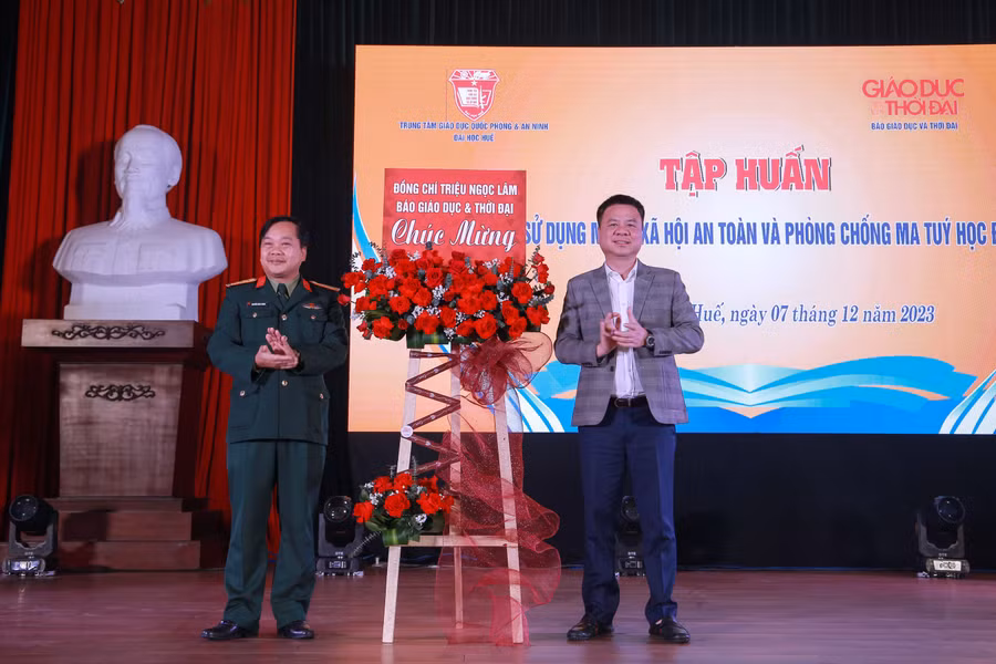 Nhà báo Triệu Ngọc Lâm (phải) - Tổng Biên tập Báo Giáo dục và Thời đại tặng hoa chúc mừng chương trình tập huấn. Nhà báo Triệu Ngọc Lâm (phải) - Tổng Biên tập Báo Giáo dục và Thời đại tặng hoa chúc mừng chương trình tập huấn.