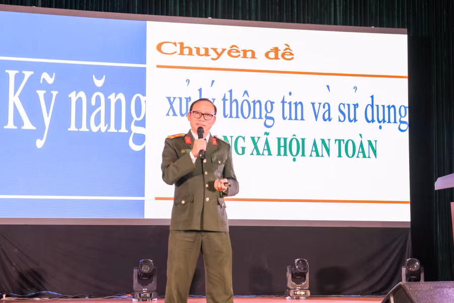 Thượng tá Đào Trung Hiếu - chuyên gia Bộ Công an trình bày báo cáo chuyên đề “Kỹ năng sử dụng mạng xã hội an toàn” tại buổi tập huấn. Thượng tá Đào Trung Hiếu - chuyên gia Bộ Công an trình bày báo cáo chuyên đề “Kỹ năng sử dụng mạng xã hội an toàn” tại buổi tập huấn.