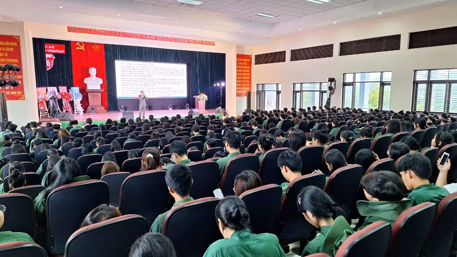 Sinh viên ĐH Huế tham gia chương trình tập huấn “Kỹ năng sử dụng mạng xã hội an toàn và phòng chống ma túy học đường”.