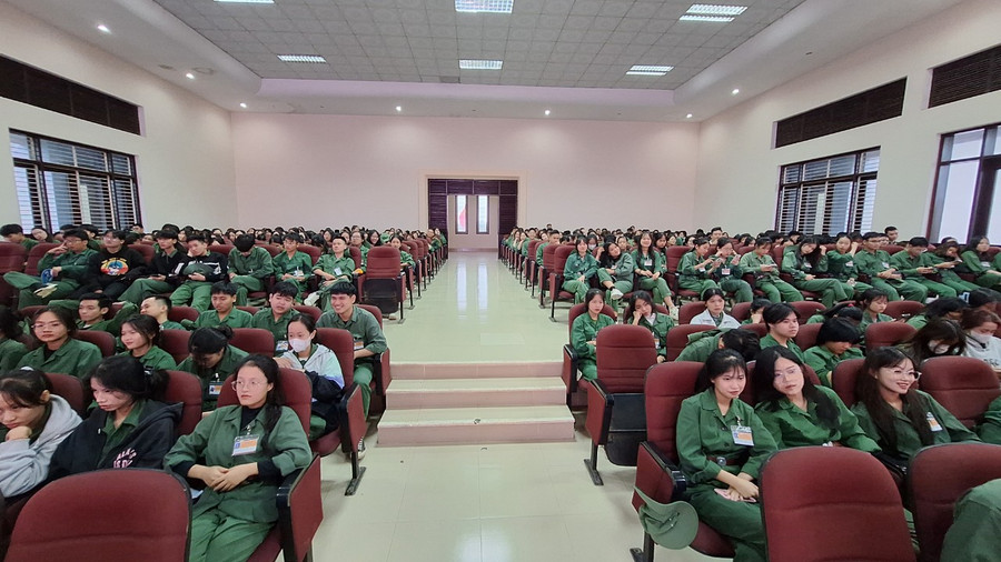 Rất đông sinh viên theo dõi chương trình.