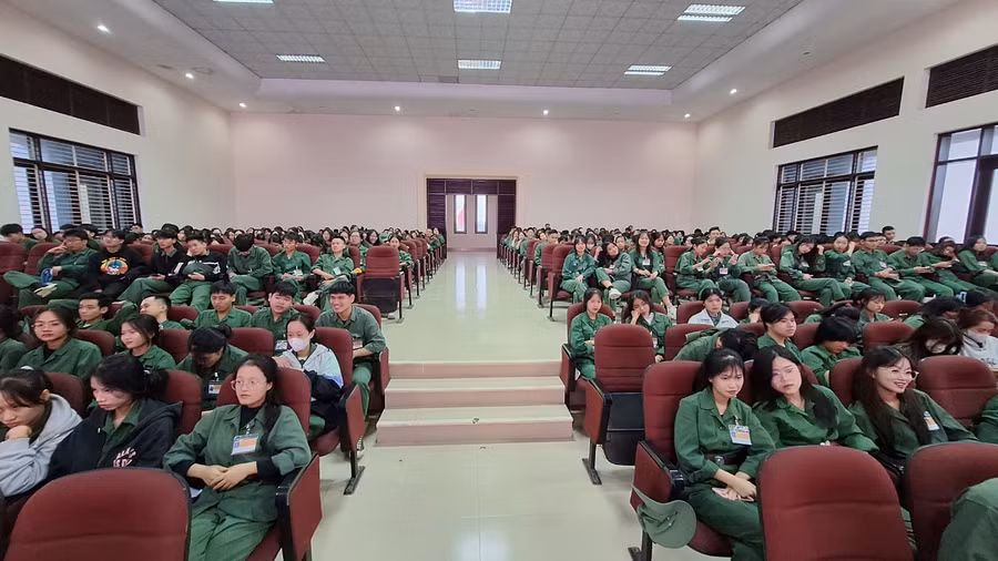 Rất đông sinh viên theo dõi chương trình.