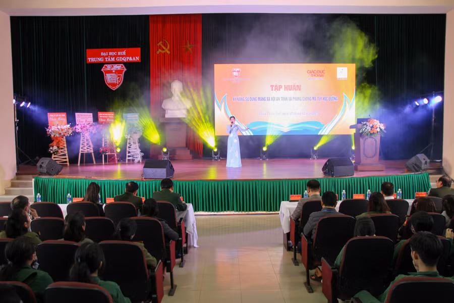 Tiết mục văn nghệ sôi nổi tại chương trình tập huấn. Tiết mục văn nghệ sôi nổi tại chương trình tập huấn.