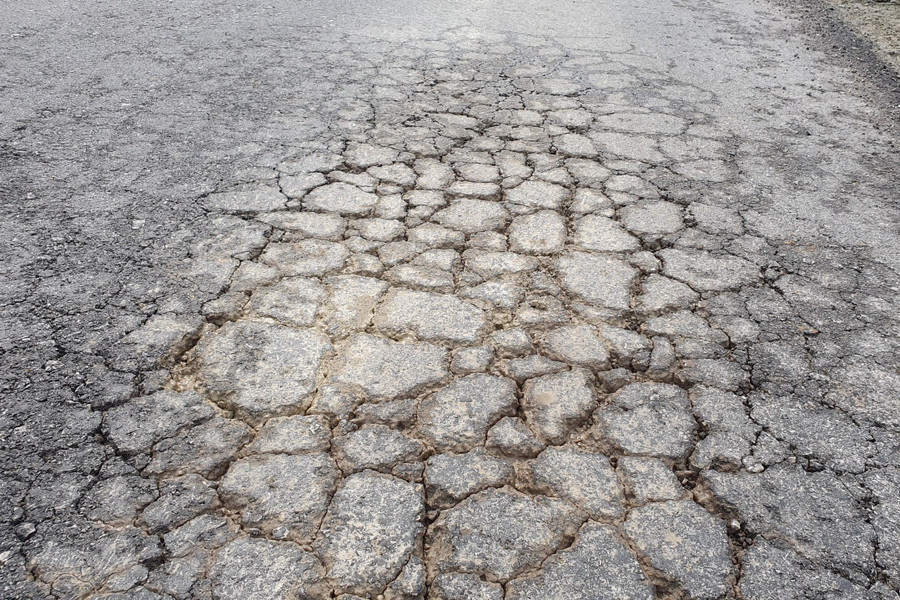 Nhiều điểm xuất hiện các vết rạn nứt lớn. (Ảnh: Tiến Hiệp). Nhiều điểm xuất hiện các vết rạn nứt lớn. (Ảnh: Tiến Hiệp).