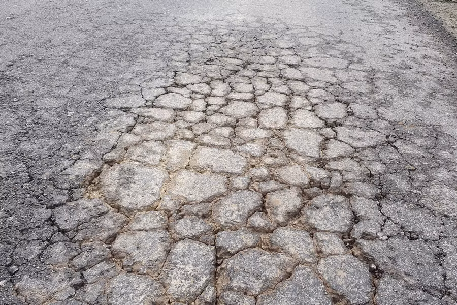 Nhiều điểm xuất hiện các vết rạn nứt lớn. (Ảnh: Tiến Hiệp). Nhiều điểm xuất hiện các vết rạn nứt lớn. (Ảnh: Tiến Hiệp).