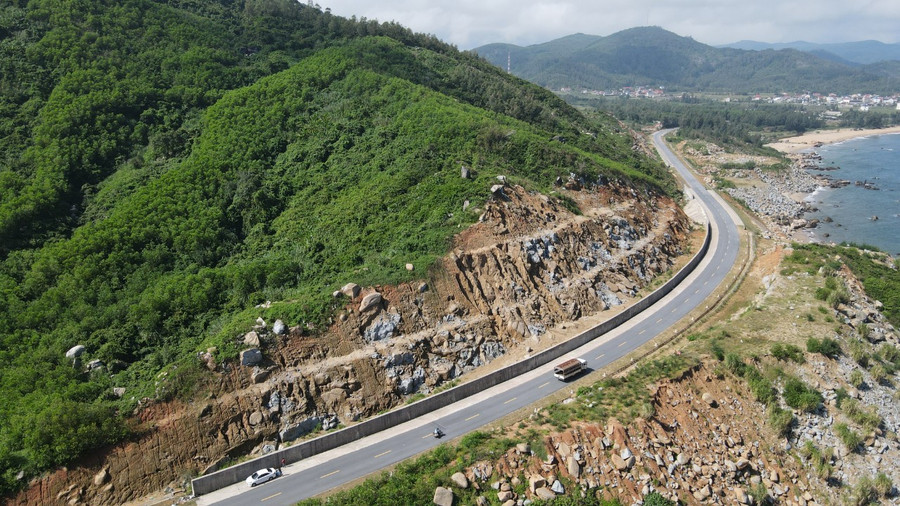 Tuyến đường ven biển Hà Tĩnh có vai trò rất quan trọng trong việc phát triển kinh tế, xã hội... (Ảnh: Tiến Hiệp). Tuyến đường ven biển Hà Tĩnh có vai trò rất quan trọng trong việc phát triển kinh tế, xã hội... (Ảnh: Tiến Hiệp).
