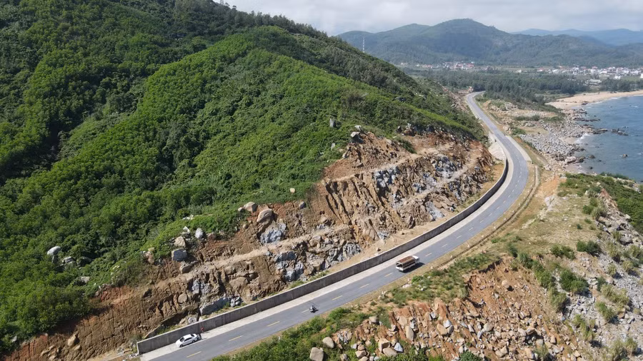 Tuyến đường ven biển Hà Tĩnh có vai trò rất quan trọng trong việc phát triển kinh tế, xã hội... (Ảnh: Tiến Hiệp).