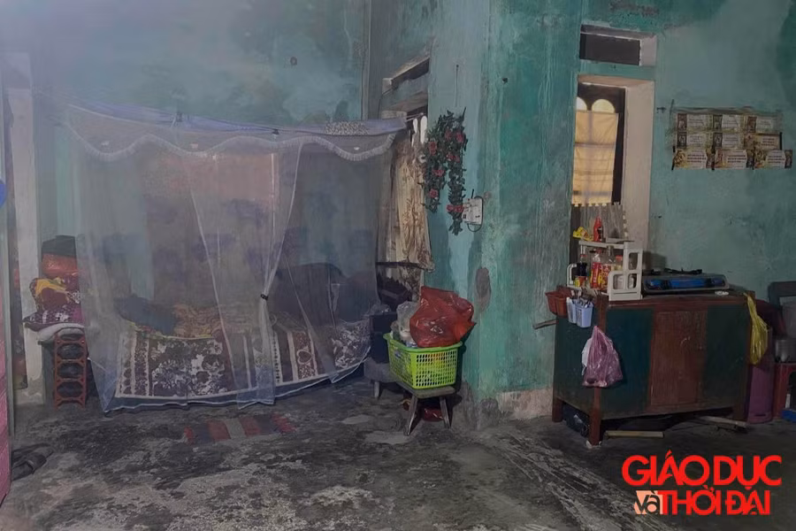 Hai mẹ con sống trong căn nhà tồi tàn, thiếu thốn.