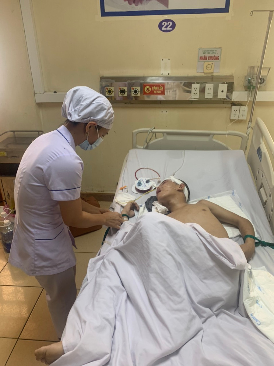Các y bác sĩ đang làm hết sức để duy trì sự sống của Núi. Các y bác sĩ đang làm hết sức để duy trì sự sống của Núi.