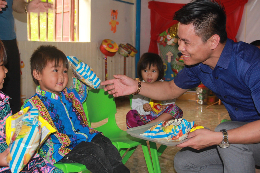 Các em nhỏ tại lớp ghép Bản Rào Tre đang thiếu thốn điều kiện để học tập (Ảnh: Hồ Tứ).