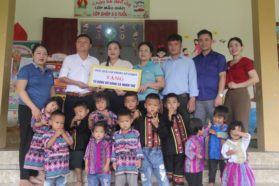 Ông Nguyễn Viết Huệ (thứ 2 từ trái qua) - Văn phòng Sở GD&amp;ĐT Hà Tĩnh trao quà đến cô và trò tại lớp ghép Bản Rào Tre (Ảnh: Hồ Tứ).