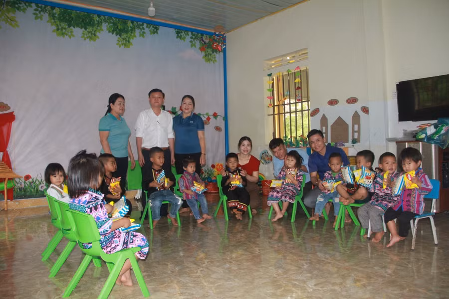 Học sinh lớp ghép Bản Rào Tre chủ yếu là người dân tộc Chứt (Ảnh: Vũ Long).