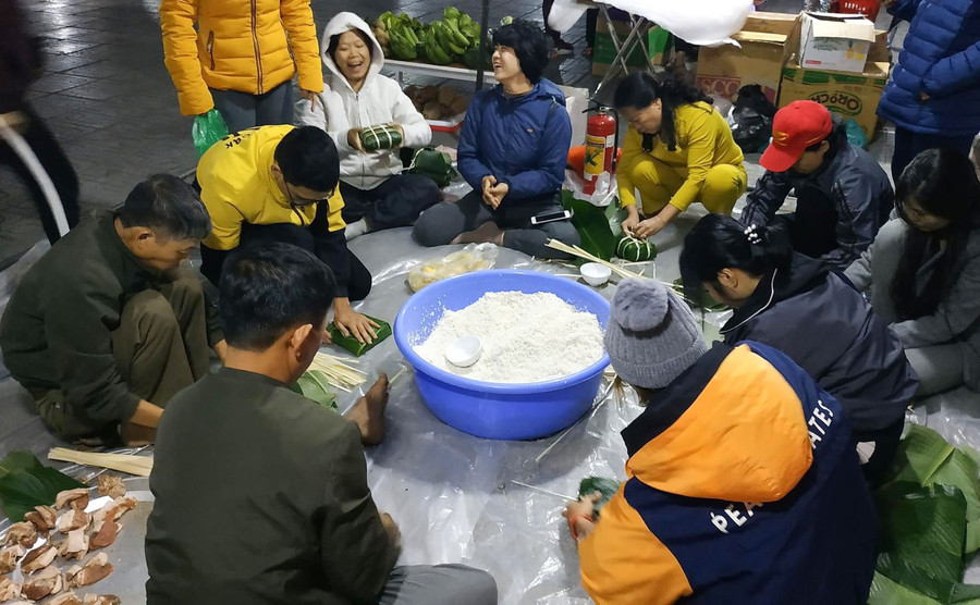 Hoạt động gói bánh chưng gây quỹ ủng hộ bệnh nhân mắc ung thư có hoàn cảnh khó khăn được cư dân chung cư Linh Đàm tổ chức hàng năm.