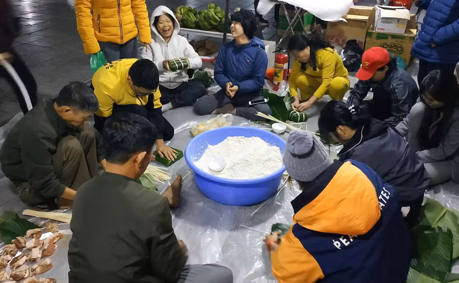 Hoạt động gói bánh chưng gây quỹ ủng hộ bệnh nhân mắc ung thư có hoàn cảnh khó khăn được cư dân chung cư Linh Đàm tổ chức hàng năm.