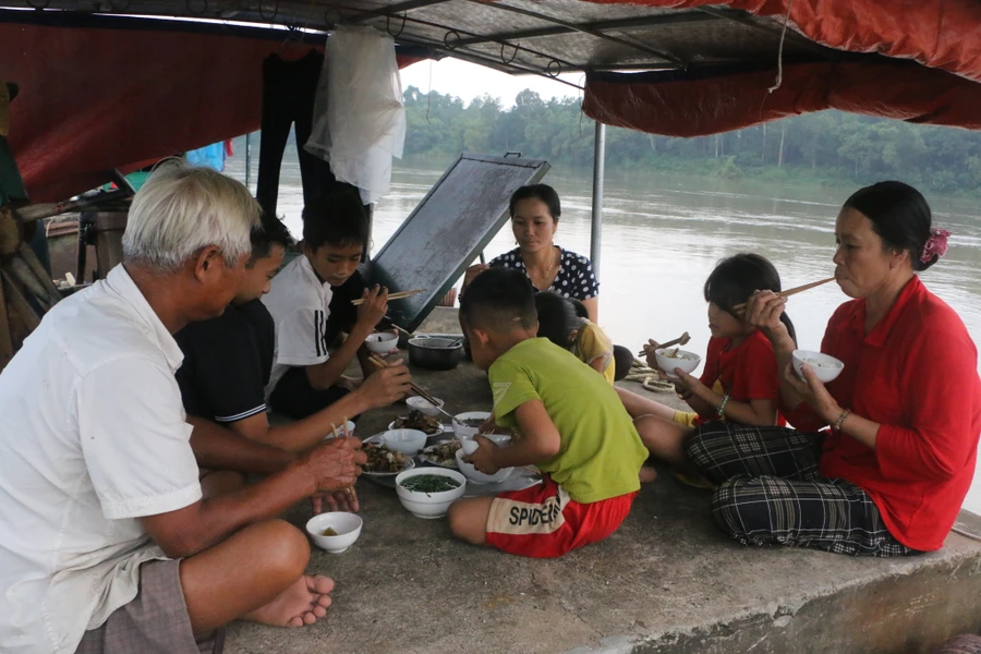 Nhiều gia đình 3 - 4 thế hệ cùng sống trong một chiếc thuyền chật hẹp.