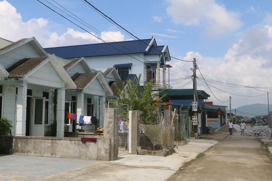 Sau khi được hỗ trợ của các cấp, ngành, địa phương, những căn nhà khang trang của người dân vạn chài đã mọc lên.