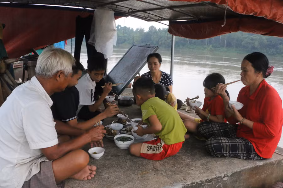 Nhiều gia đình 3 - 4 thế hệ cùng sống trong một chiếc thuyền chật hẹp.