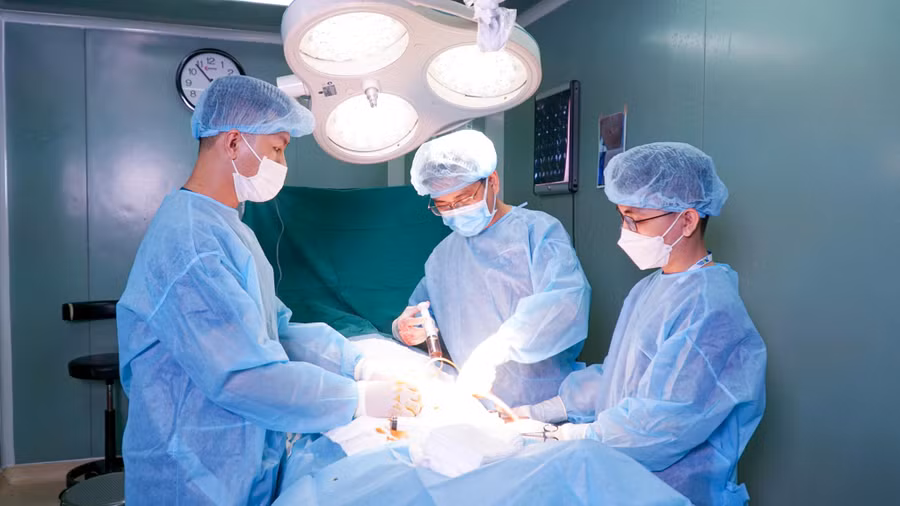 Các bác sĩ tại Bệnh viện JW cấp cứu cho bệnh nhân hoại tử mông sau tiêm filler. 