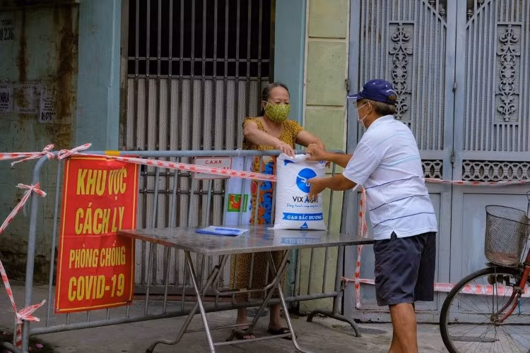 Hỗ trợ người dân bị cách ly phòng dịch Covid-19.