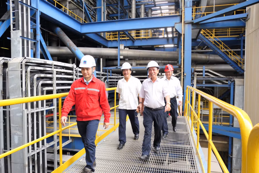 Các đại biểu tham quan Nhà máy Nhiệt điện Vũng Áng 1.