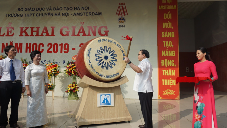 Cô Lê Thị Oanh cùng Bí thư Thành ủy Hà Nội gióng trống khai trường