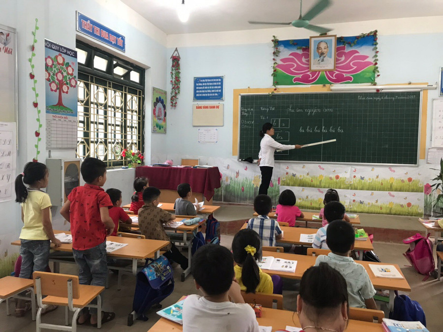 Buổi học đầu năm các em đến trường đầy đủ