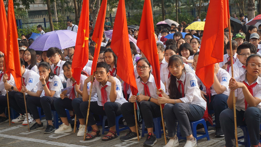 HS dự lễ khai giảng.