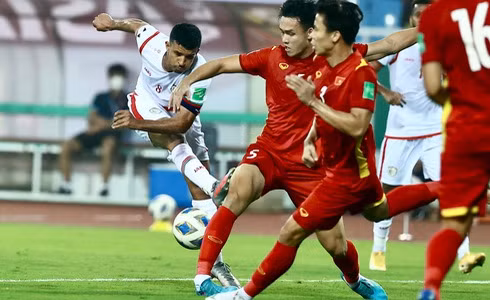 Việt Nam chiến đấu kiên cường trước Oman.