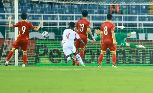 Việt Nam thua Oman 0-1 bởi tình huống phạt góc.