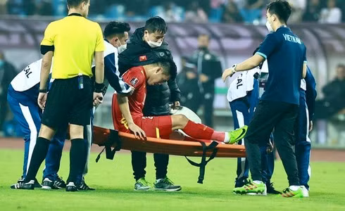 Tiến Linh chấn thương phải rời sân trong trận thua Oman 0-1.