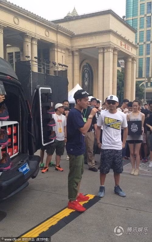 Sao thế giới hết thời: Người bán đồ vỉa hè, kẻ khó ngóc đầu làm lại - Ảnh 5.