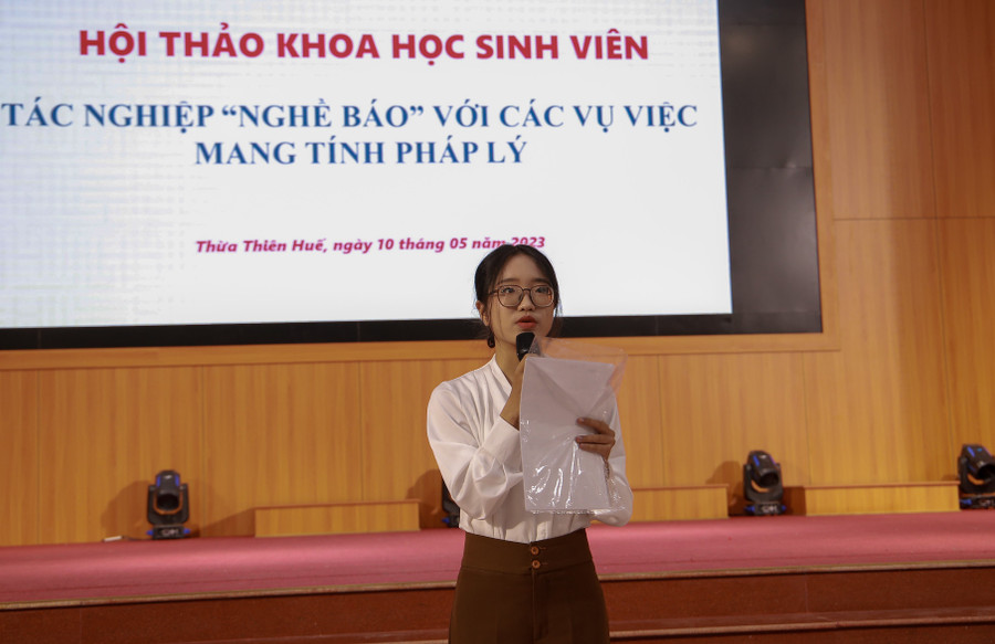 Sinh viên Huỳnh Thị Phương Linh trình bày tại hội thảo tham luận: "Báo chí - Truyền thông: Hỗ trợ pháp luật nhưng cần tuân thủ hành lang pháp lý". Sinh viên Huỳnh Thị Phương Linh trình bày tại hội thảo tham luận: "Báo chí - Truyền thông: Hỗ trợ pháp luật nhưng cần tuân thủ hành lang pháp lý".