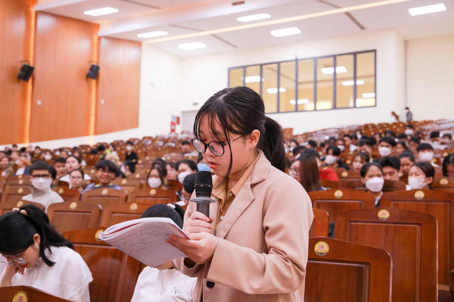 Nhiều câu hỏi được các sinh viên đặt ra liên quan đến hoạt động tác nghiệp báo chí. Nhiều câu hỏi được các sinh viên đặt ra liên quan đến hoạt động tác nghiệp báo chí.